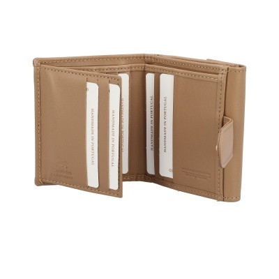 Carteira em couro castanho claro aberta com cartões brancos