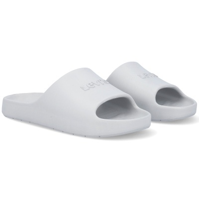 Chinelos brancos de borracha com marca Levis em relevo