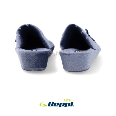 Chinelos de quarto Beppi azuis vistos de trás sobre fundo branco