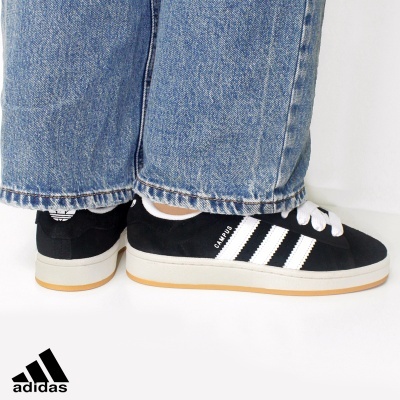 Ténis pretos Adidas Campus com riscas brancas e sola clara