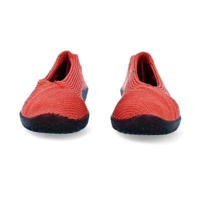 Sapatos de tecido vermelho com sola preta vistos de frente