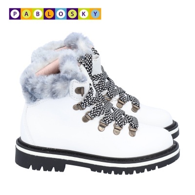 Botas brancas forradas com pêlo cinzento e atacadores pretos e brancos