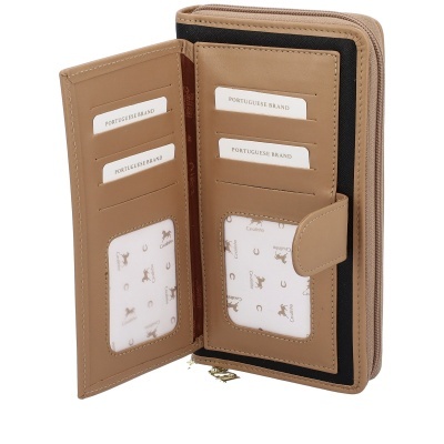 Carteira em pele bege com interior aberto mostrando compartimentos e cartões