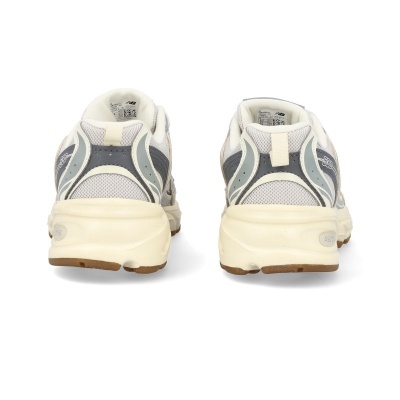 Ténis New Balance creme e cinza vistos de trás
