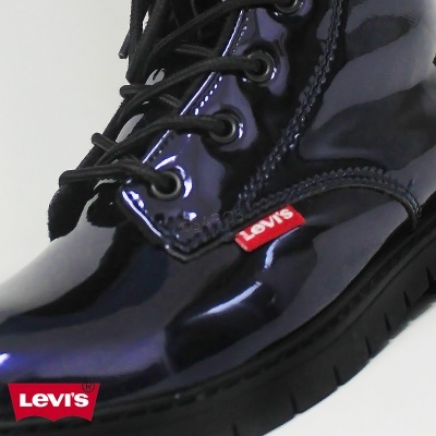 Botim preto brilhante com etiqueta Levi's vermelha e atacadores pretos.
