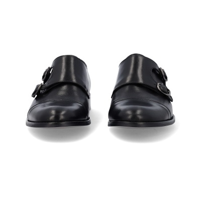 Sapatos pretos de pele com fivelas duplas vistos de frente