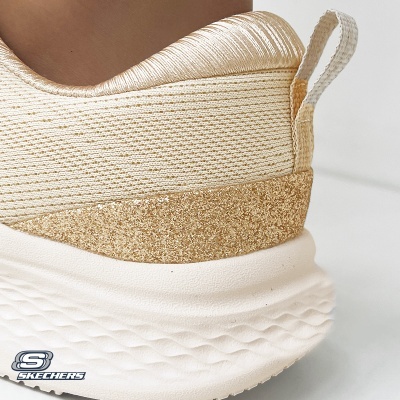 Tênis feminino Skechers amarelo claro e dourado com sola branca texturada