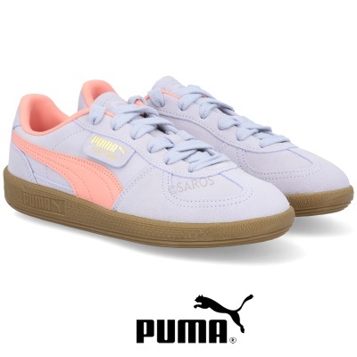 Ténis Puma lilás com detalhes rosa e sola castanha.