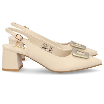 Sapatos femininos de salto médio creme com fivela metálica prateada e tira traseira ajustável.