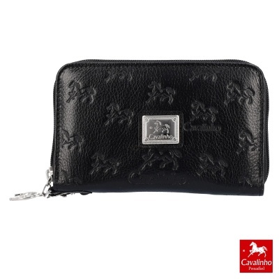 Carteira preta texturada com padrão de cavalos em relevo e fecho de zíper