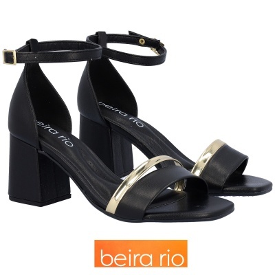 Sandálias pretas com salto e tira dourada da marca Beira Rio