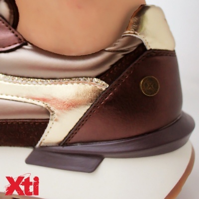Ténis castanho e dourado metálico com sola branca e logótipo Xti.