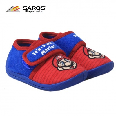 Pantufas infantis azul e vermelho com bordado do Mario e texto em velcro