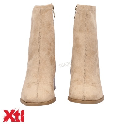 Botas bege de camurça com fecho atrás, fundo branco, logótipo Xti vermelho