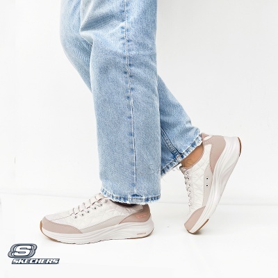 Sapatilhas Skechers brancas e bege com sola espessa usadas com jeans azuis