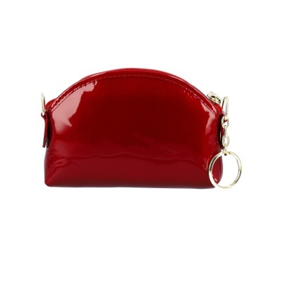 Bolsa pequena vermelha brilhante com fecho e anilha dourada