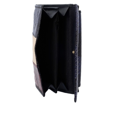 Carteira feminina com padrão de relevo em pele sintética nas cores azul, vermelho e bege, vista interior.