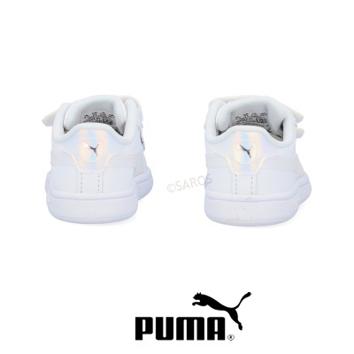 Ténis brancos Puma vistos de trás com logotipo brilhante