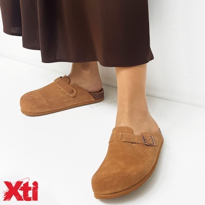 Sapatos mule em camurça castanha com fivela e sola castanha, usados com saia castanha