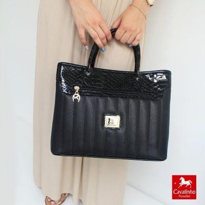 Mala preta Cavalinho com textura imitando pele de crocodilo e pendente prateado
