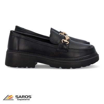 Mocassim preto com sola grossa e detalhe dourado