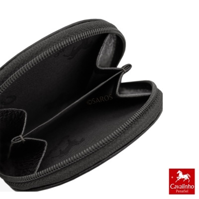 Carteira porta-moedas preta com fecho e interior marcado 'SAROS', logo Cavalinho