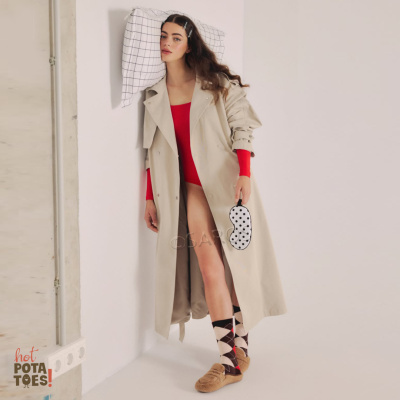Mulher com casaco bege e máscara para dormir polka dot
