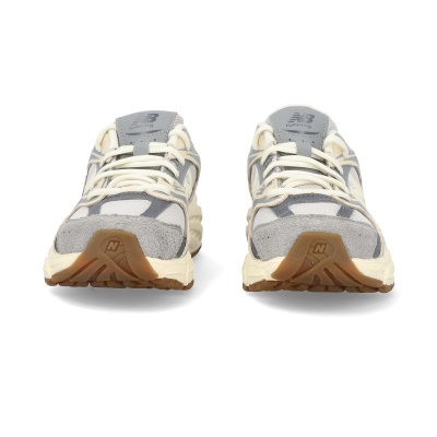 Sapatilhas desportivas cinzentas e bege com sola castanha