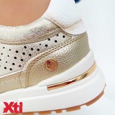 Ténis Xti dourados e brancos com sola branca e logótipo vermelho