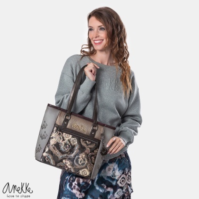 Mala de ombro multicolorida com estampado floral e alças castanhas