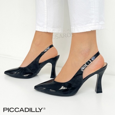 Sapatos de salto alto pretos brilhantes com tira e fivela usados com calças brancas