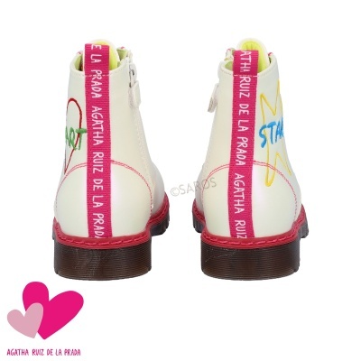 Botas brancas de cano curto com faixas rosas e texto AGATHA RUIZ DE LA PRADA