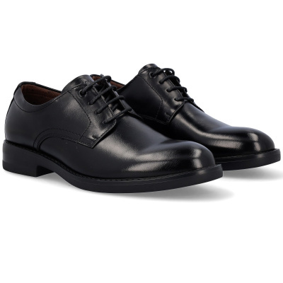 Sapatos de homem em pele preta com atacadores, solo preto