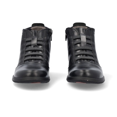Botas pretas em pele com cadarços e fecho lateral em fundo branco