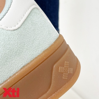 Sapata com sola castanha e parte superior em camurça verde claro e couro branco