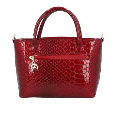 Mala de mão vermelha com textura de pele de réptil e bolso exterior com fecho.