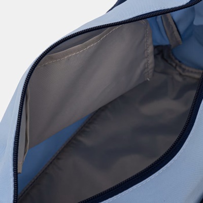 Interior de bolsa azul clara com bolso interno cinza e fecho azul escuro