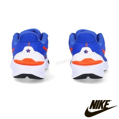 Ténis Nike azuis com detalhes em branco e laranja vistos pela traseira