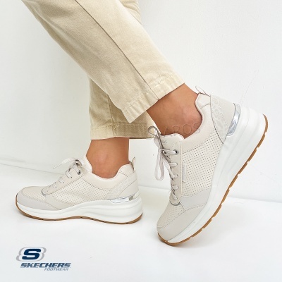 Sapatos desportivos femininos em bege claro da Skechers com detalhes em prata