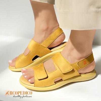 Sandálias amarelas femininas com tiras de velcro e sola amarela clara