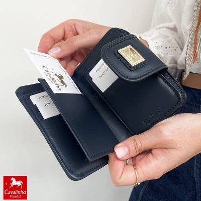 Carteira preta de pele Cavalinho com divisórias para cartões