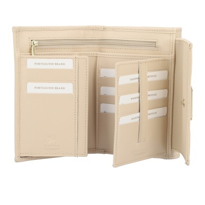 Carteira bege em pele genuína aberta com compartimentos para cartões e porta-moedas