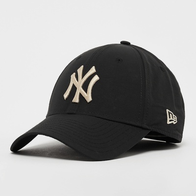 Boné preto com logo NY bege e símbolo New Era na lateral.