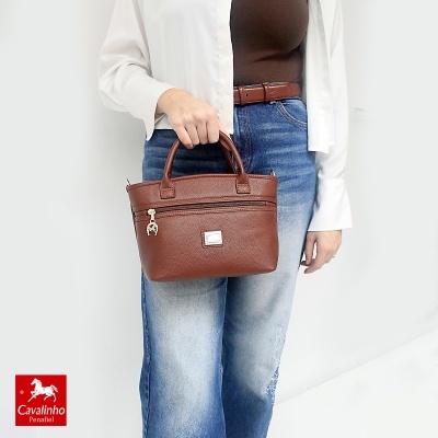 Mala de mão castanha em pele texturada com fecho frontal