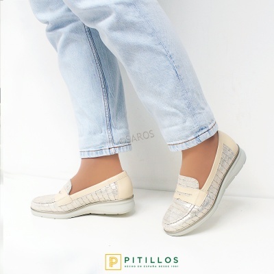 Sapatos tipo mocassim bege com padrão quadriculado brilhante usados com calças de ganga claras