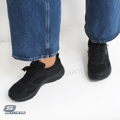 Sapatilhas pretas Skechers com atacadores e jeans azul escuro