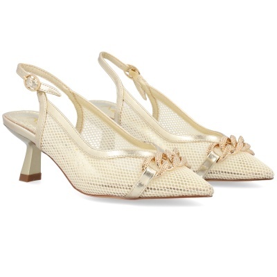 Sapatos de salto médio em rede bege com decoração dourada