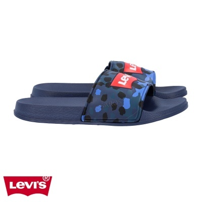 Chinelos de piscina azul com pala camuflada e etiqueta Levi's vermelha