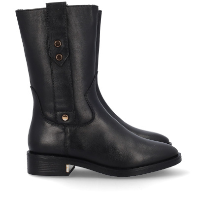 Botas pretas de cano médio com detalhes em botões metálicos