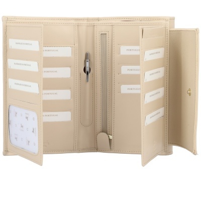 Carteira feminina bege aberta com vários compartimentos para cartões e zíper central